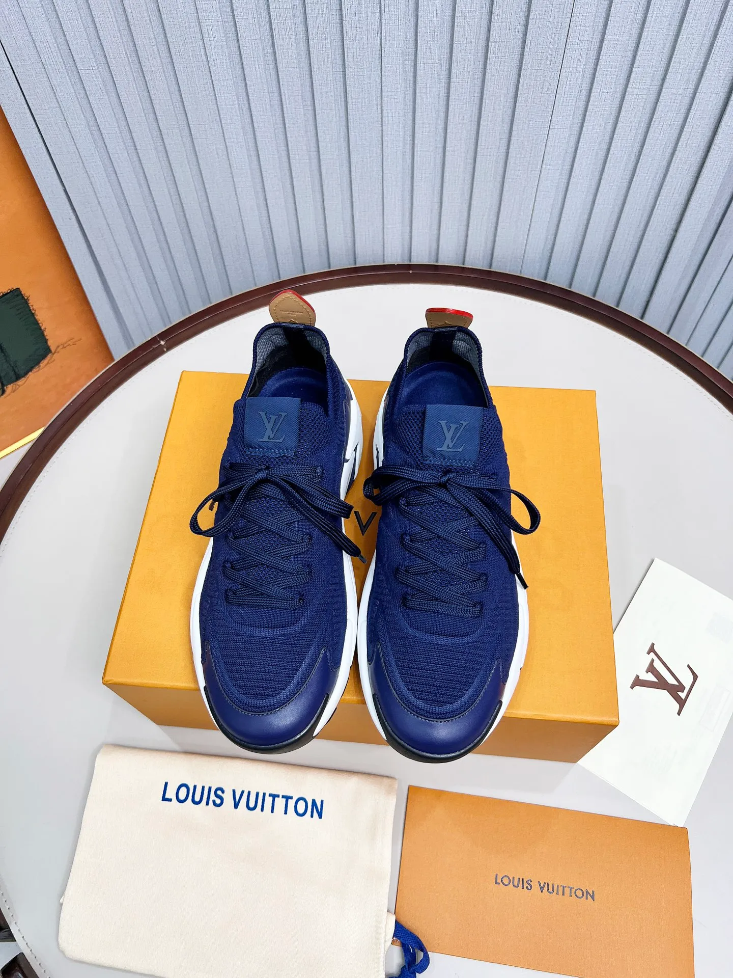 Top version: 560💰 LV Louis Vuitton L Jialu brand Runner Tatic series thick-soled casual sports shoes running shoes Original purchase development and production This LV Runner Tatic sports shoe is blended with fly-knit fabric material to interpret the inspiration of traditional mountaineering shoes. The LV letters are written on one side, the Louis Vuitton logo, and the light and wear-resistant rubber outsole complete the whole package. The delivery counter is exquisitely packaged🛍📦 ▪️Fabrics: Original imported custom fly-knit fabric ▪️Inner lining: Original custom-made breathable mesh ▪️Sole: Original molded anti-slip rubber combination material ▪️Sole thickness: 4CM ▪️Size: Men's 39-45